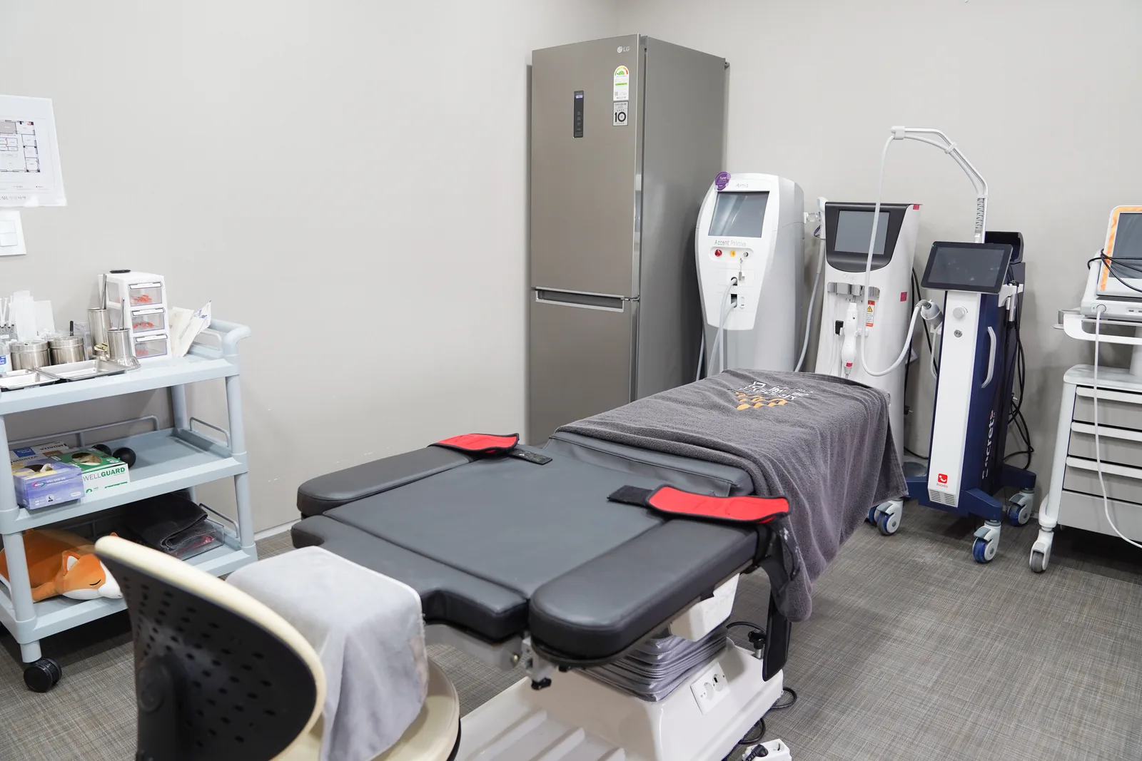Procedure room at Dear Clinic with radiofrequency and ultrasound body-contouring systems