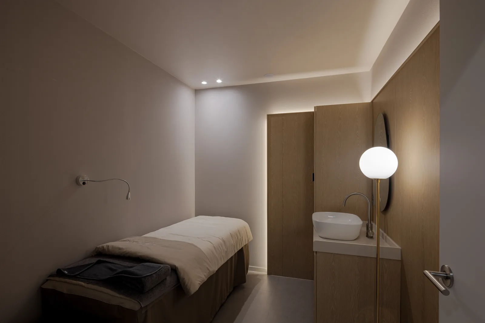 Private recovery room with its own washbasin at Dear Clinic Cheongdam