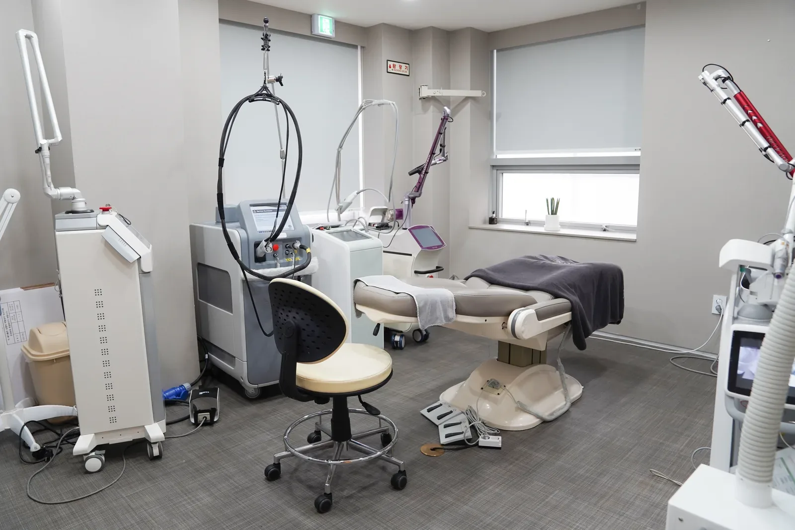 Dear Clinic Cheongdam — treatment room