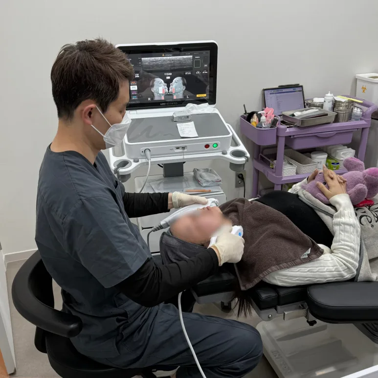 Ultherapy Prime lifting treatment in progress at Dear Clinic Cheongdam, with the ultrasound image on the console