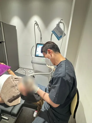 Tratamiento en curso en una sala de equipos de Dear clínica Cheongdam